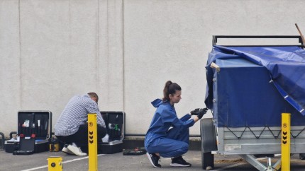 Crimă sângeroasă la Oradea. Cadavrul unei femei găsit înghesuit într-un geamantan