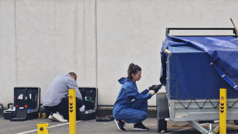 Crimă sângeroasă la Oradea. Cadavrul unei femei găsit înghesuit într-un geamantan