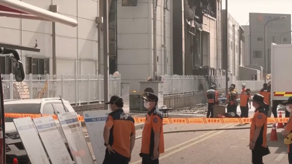 Explozie la o fabrica de baterii din Coreea de Sud. Cel puțin 22 de persoane au murit în incendiu VIDEO