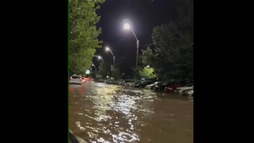 Inundații în București Capitala s-a umplut de apă după furtuna de joi noaptea. Cod Roșu și mesaje RoALERT | UPDATE | VIDEO