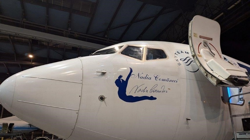 Aeronava TAROM Nadia Comăneci decolează cu toți sportivii români către Jocurile Olimpice de la Paris Numele și autograful gimnastei colantate pe avion FOTO