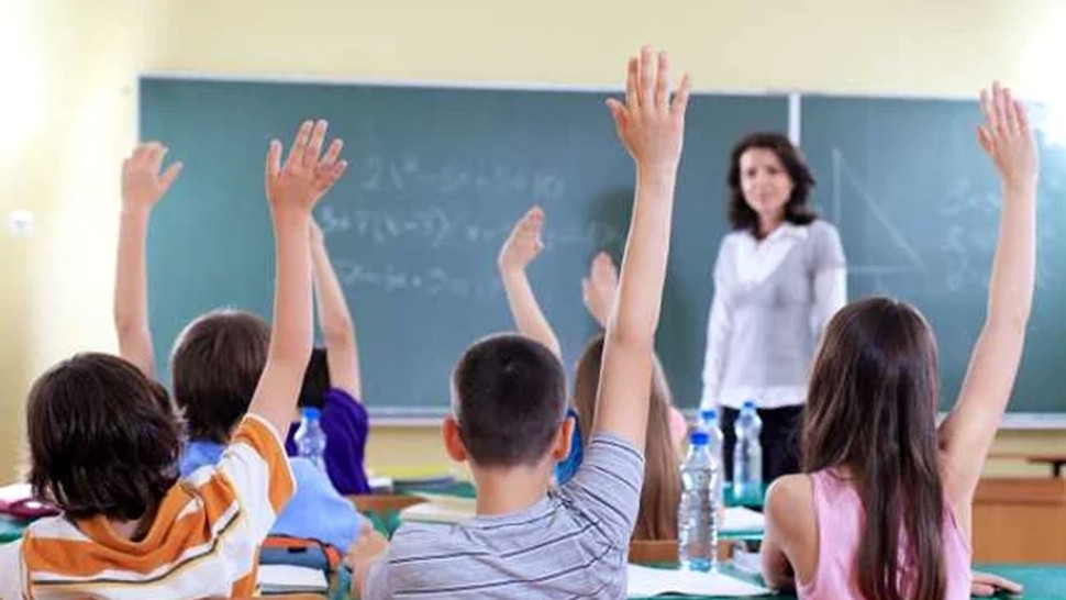 Profesorii primesc prima de carieră și în următorii ani. Măsură valabilă până în 2027