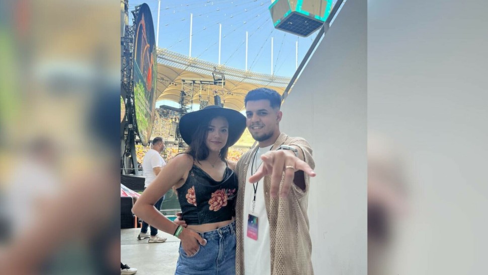 Actrița Bianca Babașa sare în apărerea fratelui ei huiduit pe scena unde a urcat alături de Coldplay. Eu şi fratele meu muncim pe rupte ca să reuşim ca oameni