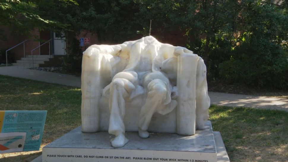 Statuia de ceară a lui Abraham Lincoln a rămas fără cap. S-a topit de la căldura extremă din Washington