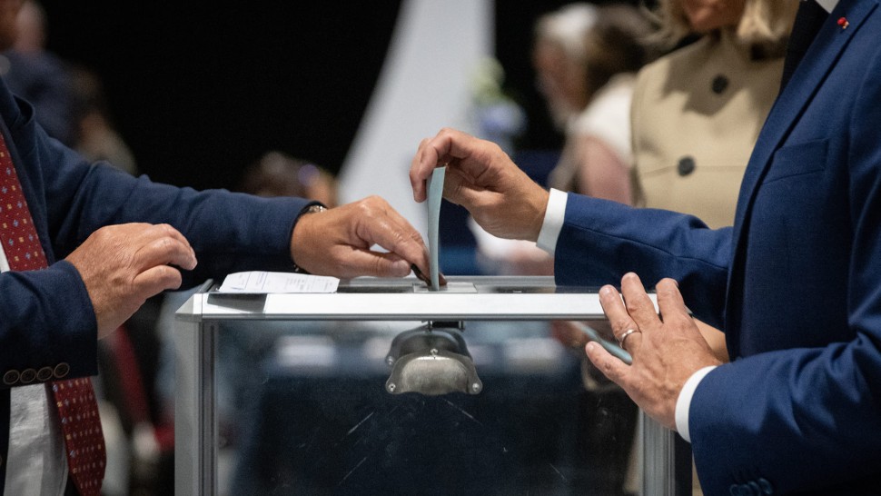 Franța iese la vot. Două scenarii în care Emmanuel Macron rămâne fără putere politică