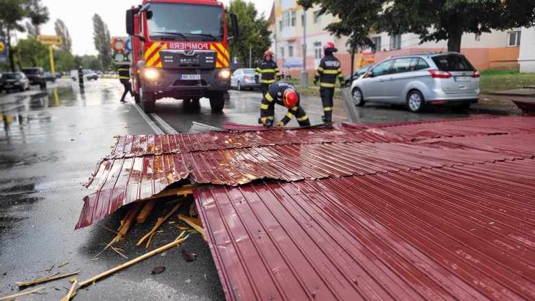 Prăpăd în România din cauza vremii. Furtuna a smuls acoperișul unei clădiri din Giurgiu și a pus la pământ mai mulți copaci FOTO