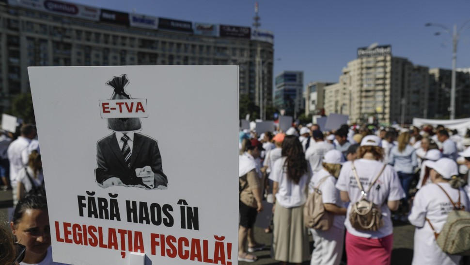 Noi proteste în Piața Victoriei. Contabilii și antreprenorii strigă în stradă Fără haos în legislația fiscală FOTO