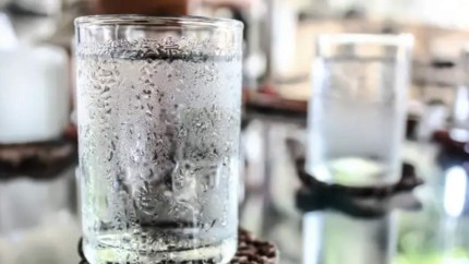 De ce este bine să bei apă dimineață. Câți litri trebuie să consumi zilnic