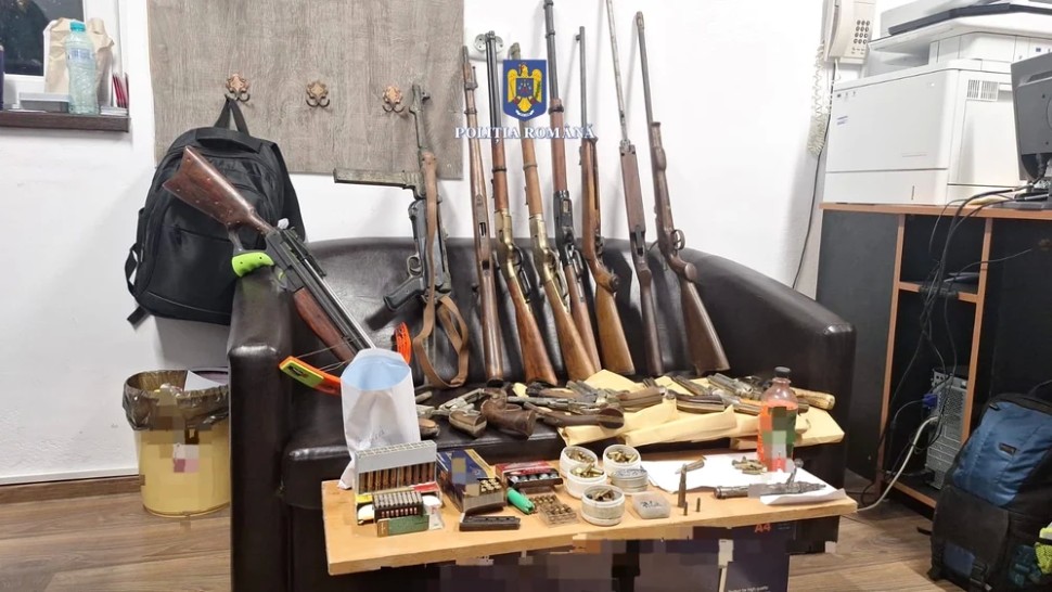 Muniție și arme letale în casa unui fost profesor. Polițiștii au confiscat peste 20 de puși și o grenadă