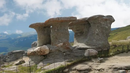În ce județ se află Babele și Sfinxul. Instanţa trebuie să decidă cui aparțin