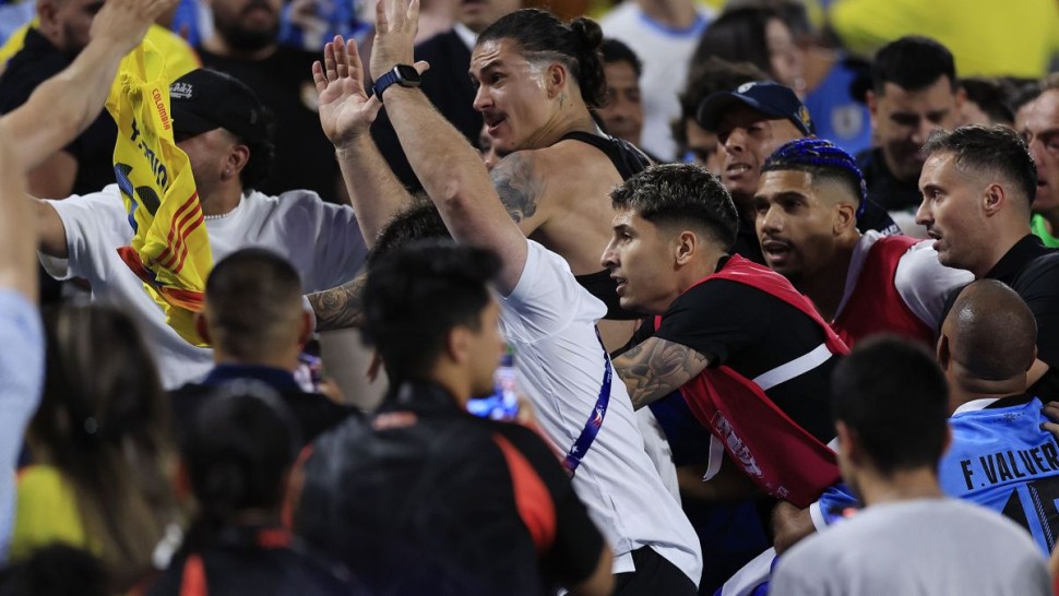 Bătaie ca în filme la Copa America. Fotbaliști vs. suporteri adverși | VIDEO