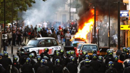 Ciocniri violente între români și polițiști în Marea Britanie. Reacția MAE privind violenţele stradale | UPDATE |VIDEO