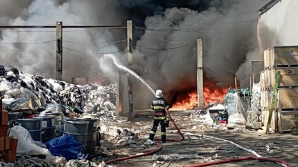 Incendiu puternic la un depozit cu substanțe chimice de lângă Capitală. Pompierii sunt în alertă