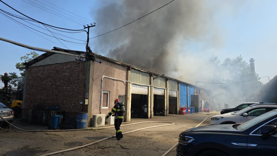 Incendiu puternic în sectorul 2 al Capitalei cu două victime. Flacăra deschisă și degajările masive de fum au mobilizat importante efective de pompieri | FOTO și VIDEO | UPDATE