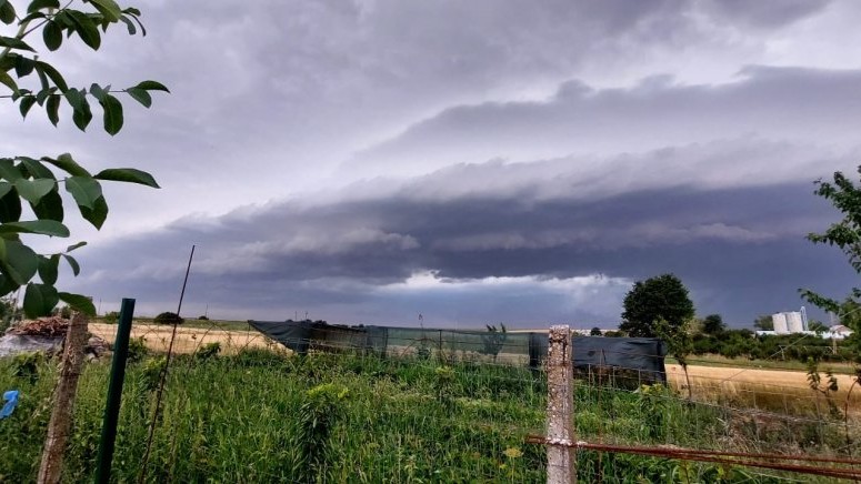 Ce sunt norii Shelf-Cloud fenomenul rar surprins pe cerul României