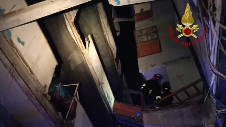 Tragedie în Italia. Două persoane au murit și alte 13 au fost rănite după ce un balcon s-a prăbușit