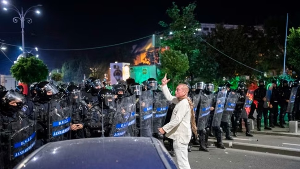Începe judecata în Dosarul 10 August la Tribunalul Militar. Acuzații împotriva a trei foști șefi din Jandarmerie și 13 subalterni