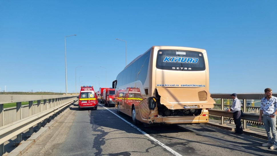 Accident între un autocar și un microbuz pe drumul spre mare. Sunt 37 de persoane implicate și a fost activat planul Roșu de intervenție