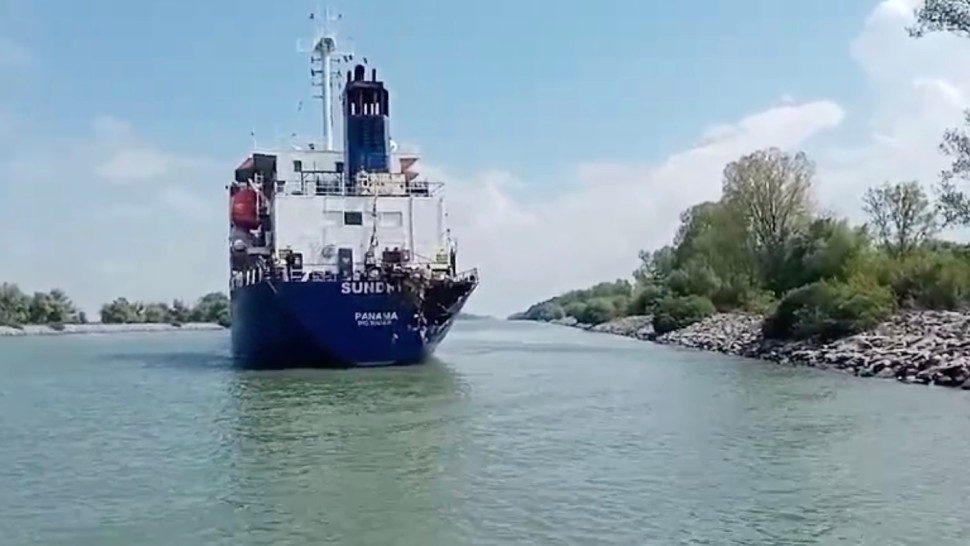 Alertă pe Dunăre Două nave s-au lovit pe canalul Sulina