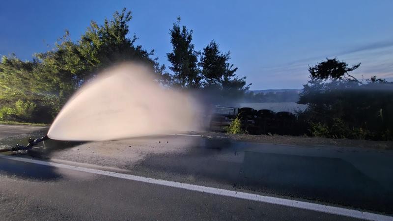 Accident grav în Arad O cisternă plină cu GPL s-a răsturnat Pompierii previn o explozie devastatoare de azi-noapte