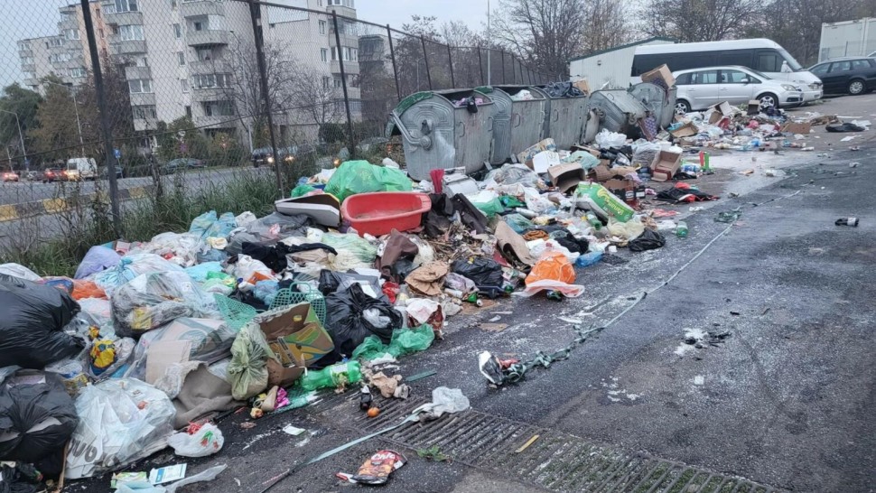 Adio gunoaie între blocuri Cât vor plăti locatarii care abandonează mizeria pe terenul public