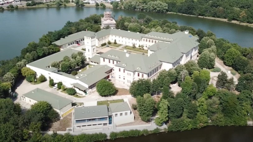Cum a fost construit Hotelul Lebăda de pe insula Pantelimon pe locul unei foste mânăstiri-spital