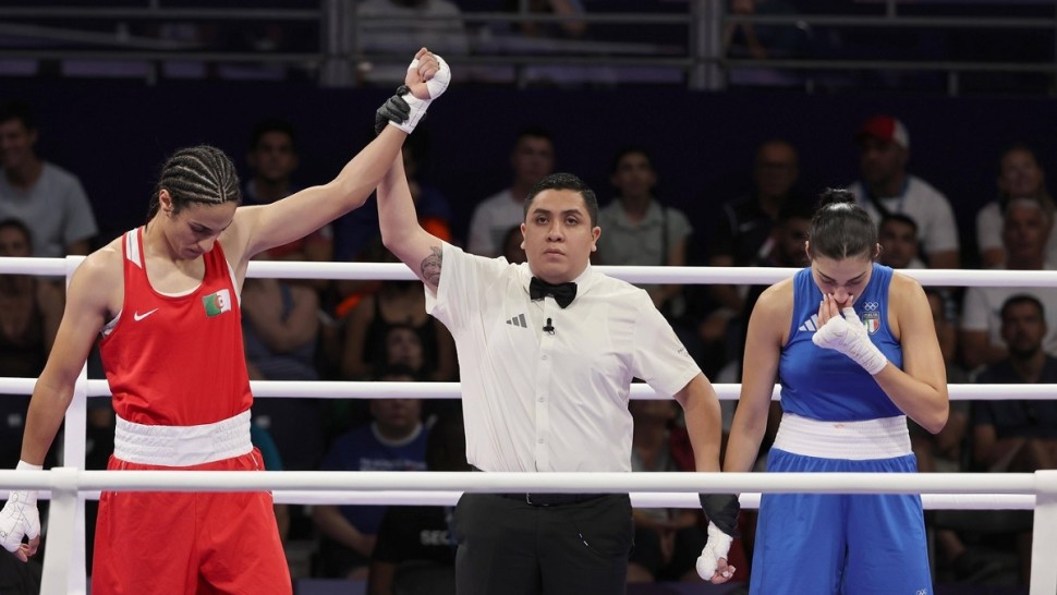 Scandal monstru în boxul feminin O pugilistă s-a retras după 46 de secunde de joc acuzând că adversara ...e bărbat