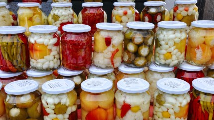 Alertă alimentară în magazine. Un conservant foarte folosit a fost retras de la vânzare