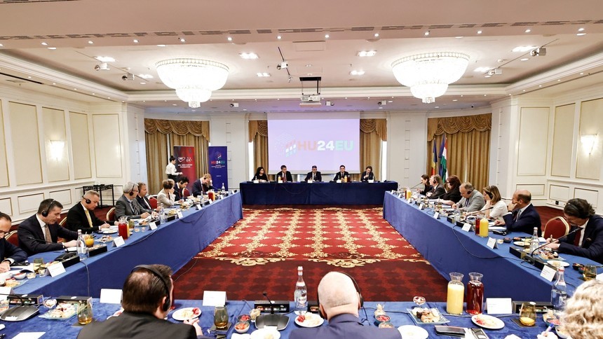 Marcel Ciolacu întrevedere cu ambasadorii statelor membre UE. Mic dejun de lucru oferit de ambasadorul Ungariei în România