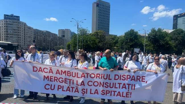 Protest al medicilor pentru apărarea demnității corpului medical în Piața Victoriei din Capitală