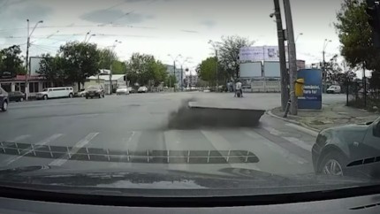 O țeavă de gaze a explodat cu tot cu asfalt pe o stradă din Capitală. Imaginile surprinse de un șofer | VIDEO