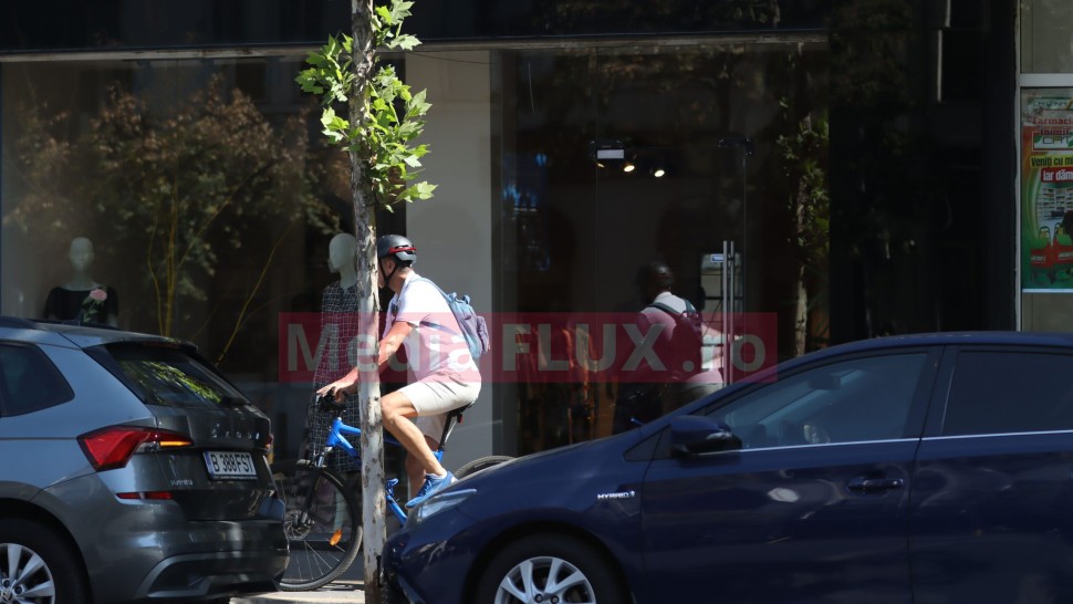 EXCLUSIV PAPARAZZI Cosmin Cernat campion la ciclism prin Capitală regulamentar N-are CASCO dar are cască | FOTO