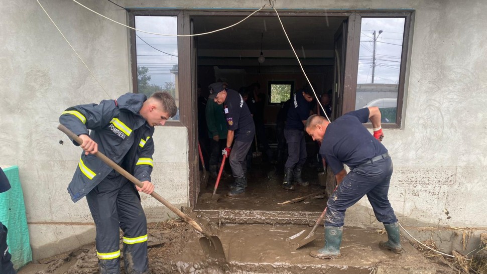 Efectivele de pompieri care intervin după inundaţiile din judeţul Galaţi înlocuite cu alţi aproape o mie de salvatori PE sprijină oamenii afectați de inundații în România și restul țărilor europene