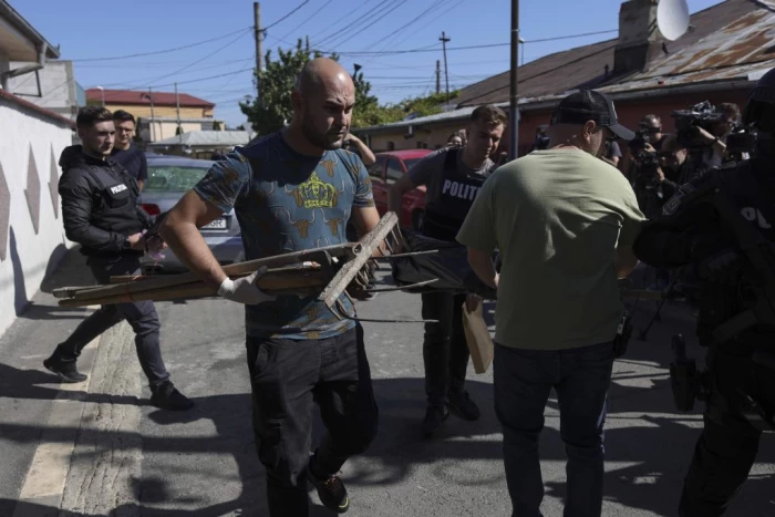 Politisti fac perchezitii domiciliare la resedintele mai multor persoane implicate in altercatiile violente de sambata, 21 septembrie in orasul Pantelimon, la adrese din Bucuresti si Ilfov, 24 septembrie 2024. sursa foto: Inquam Photos / Octav Ganea