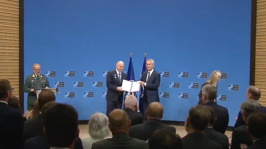Mircea Geoană decorat cu Ordinul NATO Serviciul Merituos în semn de recunoaştere a serviciilor remarcabile în cadrul Alianţei VIDEO