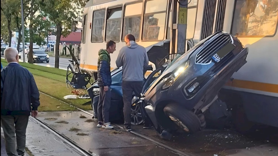 Grav accident în Capitală între o mașină și un tramvai. Șoferul a murit iar traficul este blocat