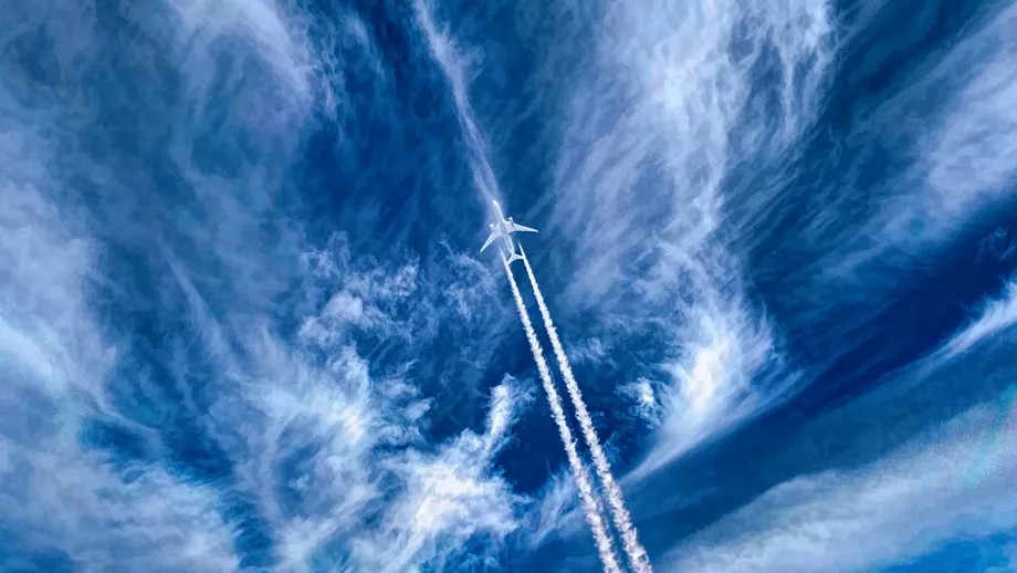 Dârele lăsate pe cer de avioane în atenția Comisiei Europene. Regulile se vor aplica de anul viitor