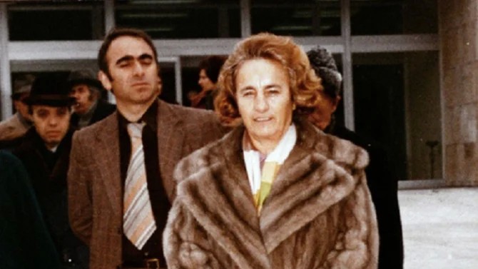 Celebra haină de blană a Elenei Ceaușescu a fost cumpărată de o româncă miliardară