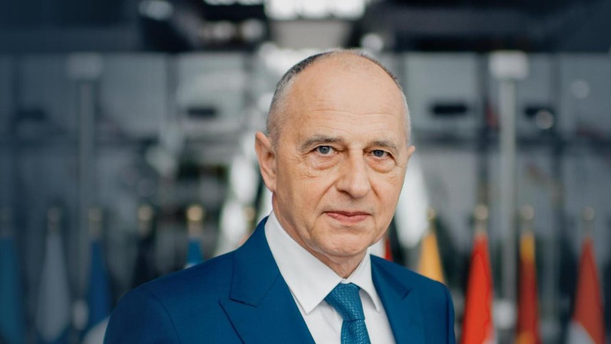 Mircea Geoană și-a anunțat oficial candidatura la alegerile prezidențiale din România Candidez la preşedinţie pentru că ştiu că avem nevoie de o schimbare adevărată VIDEO