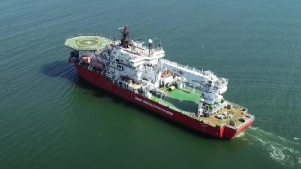 Apel disperat pe o navă în Turcia. Marinarii români au scris Help pe o pânză agățată de vasul acostat
