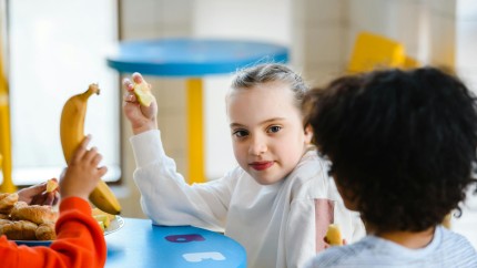Aproape două milioane de elevi vor primi fructe sau corn și lapte în anul școlar 2024-2025