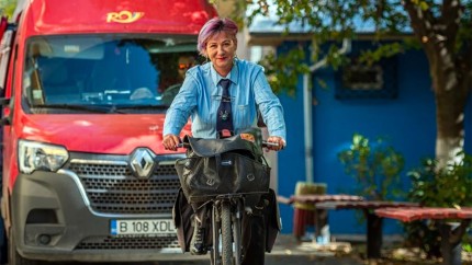 Poștașii transformați în recuperatori de către ANAF Nu numai aduc bani îi și iau