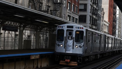 Carnagiu într-un tren din Chicago. Patru persoane împușcate mortal