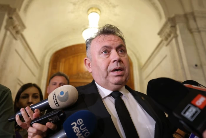 Deputatul Nelu Tătaru participă la ședința comisiei Juridice din Camera Deputaților în care se votează ridicarea imunității sale parlamentare, în București, 14 octombrie 2024. Inquam Photos / George Călin