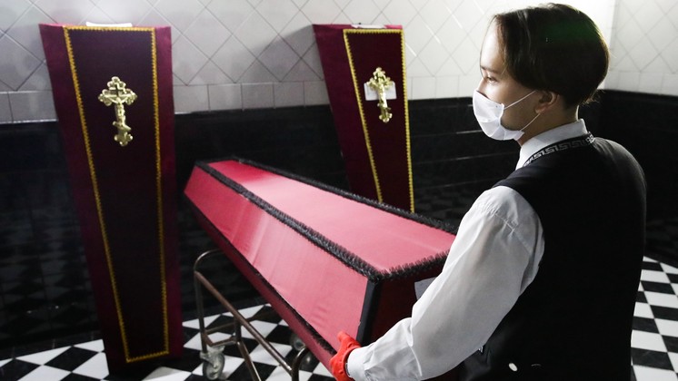 Ce e terapia în sicriu. Metoda câștigă popularitate printre rușii bogați