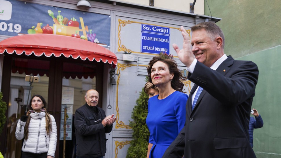 Lovitură pentru Klaus Iohannis și soția sa ANAF pune sechestru pe casa fostului președinte al României de la Sibiu Surse Antena 3