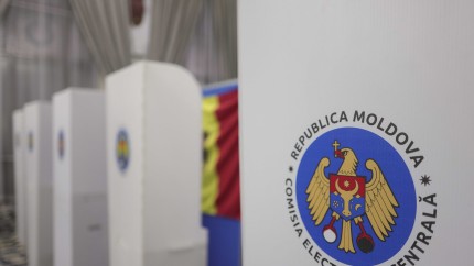 Mii de români cer retragerea cetățeniei pentru moldovenii care nu locuiesc în România