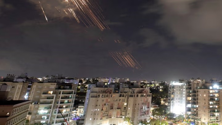 Israelul a lovit ținte militare din Iran însă Teheranul afirmă că pagubele sunt limitate. Se extinde războiul