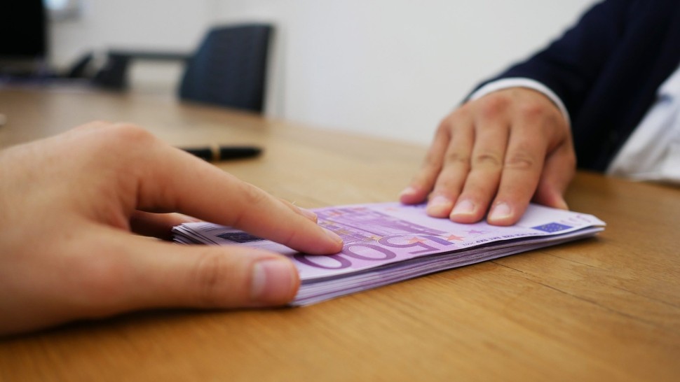 Scad ratele la creditele în euro. Banca Centrală Europeană reduce dobânda de referință
