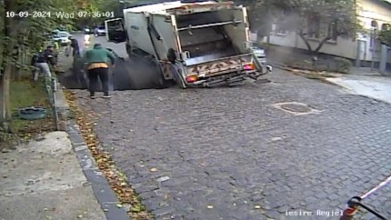 O mașină a fost înghițită de asfalt cu tot cu un copil de cinci ani. O strada s-a surpat în sectorul 6 al Capitalei | VIDEO